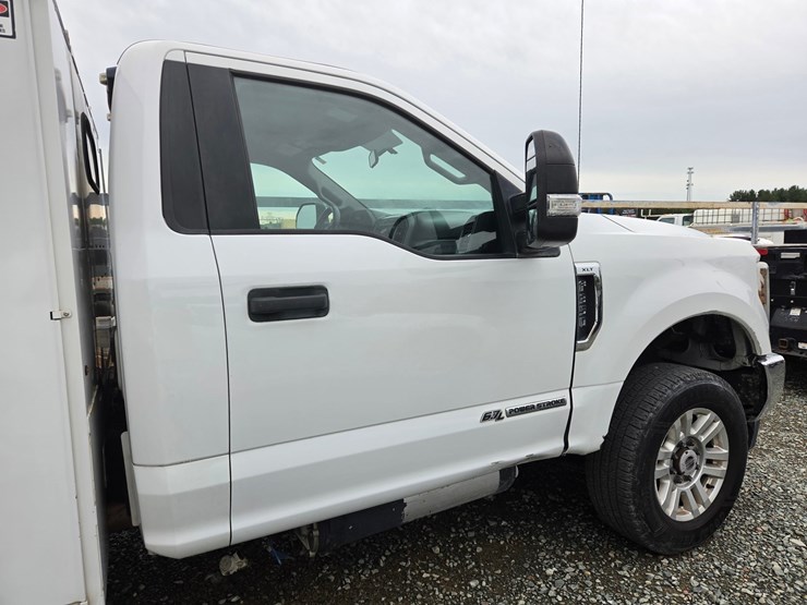 2019-ford-f350-xlt-image-16