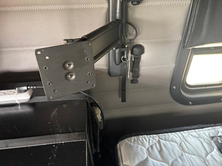 2021-freightliner-cascadia-126-image-69