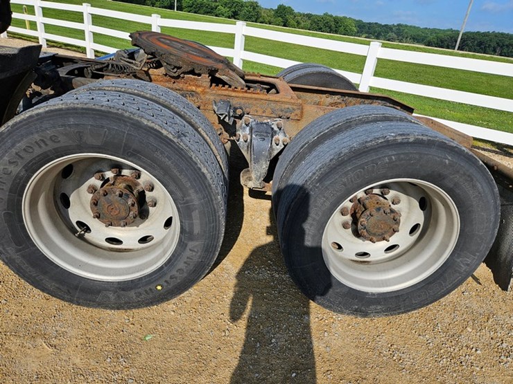 2001-freightliner-fld120-image-50