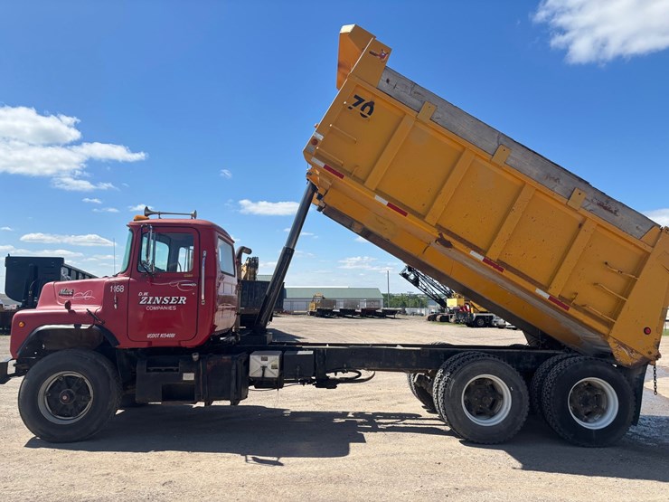 #2174-•-1984-mack-dm660-tandem-axle-dump-truck-image-7