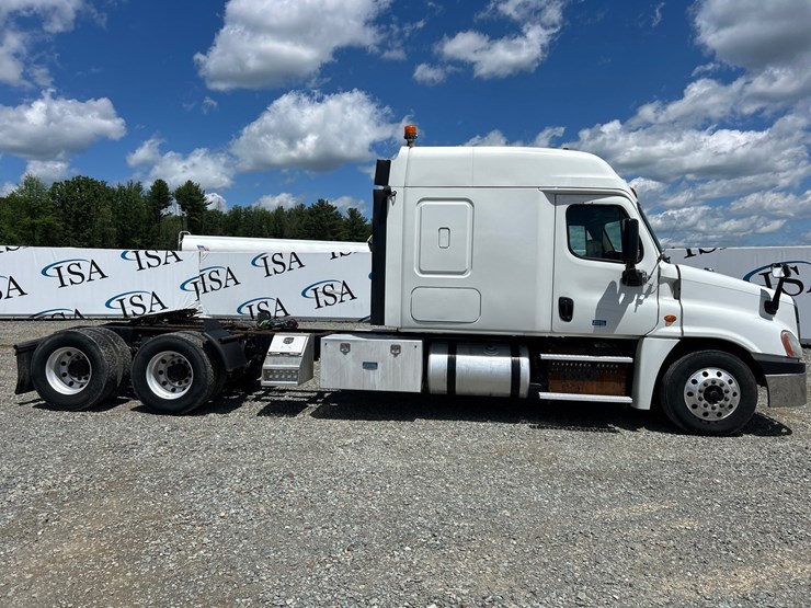 #60944-•-2016-freightliner-125-sleeper-cab-truck-tractor-image-6