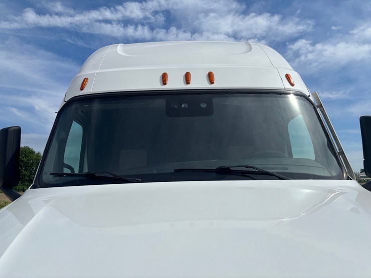 2022-freightliner-cascadia-126-image-23