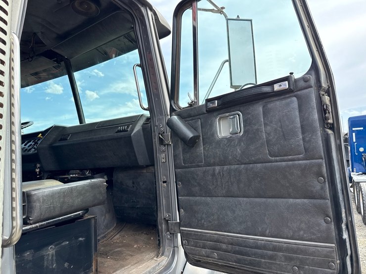 #60835-•-1991-volvo-/-gm-white-tandem-axle-storm-truck-image-64