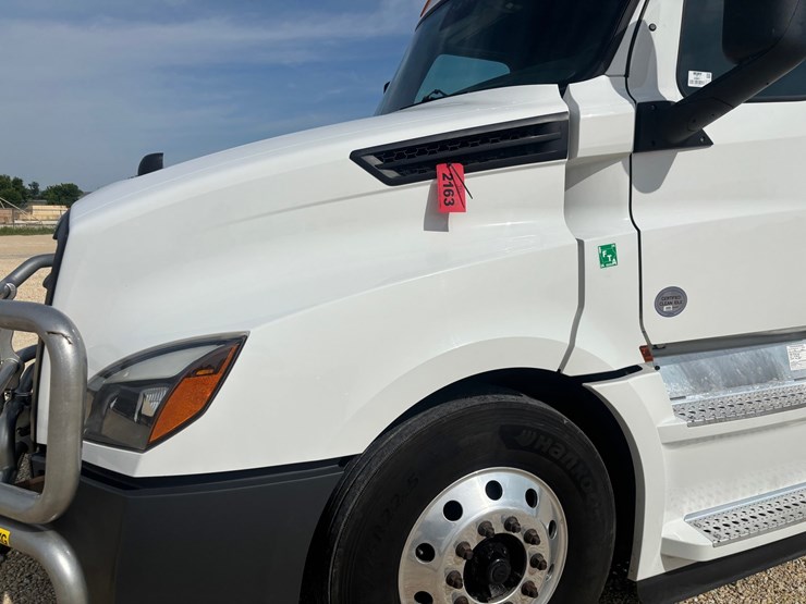 2022-freightliner-cascadia-126-image-7