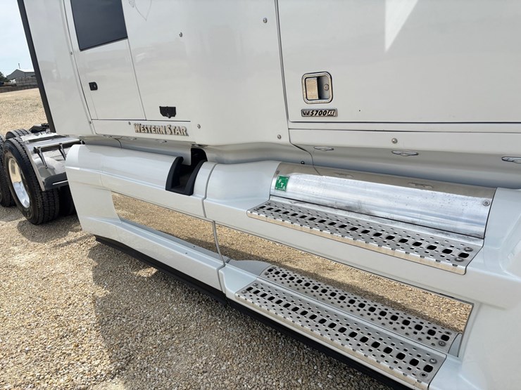 2020-western-star-5700xe-image-28
