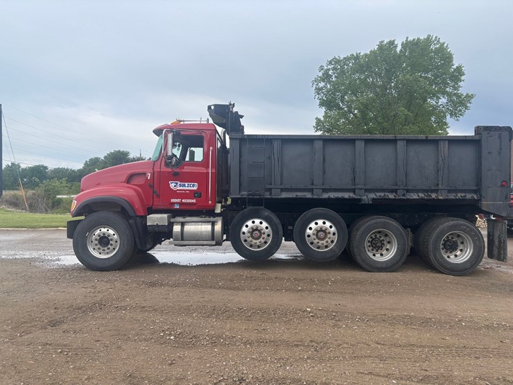 2004-mack-granite-cv713-image-2