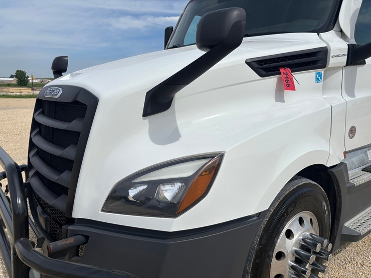 2021-freightliner-cascadia-126-image-7