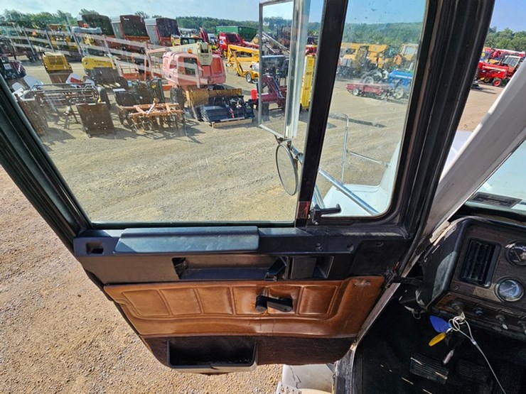 2001-freightliner-fld120-image-33