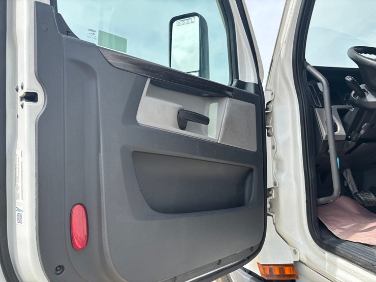 2021-freightliner-cascadia-126-image-48