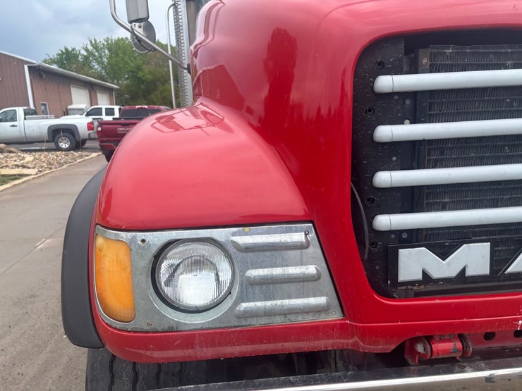 2004-mack-granite-cv713-image-15