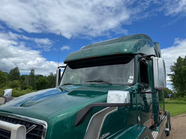 #1858-•-2007-volvo-10th-anniversary-series-sleeper-cab-truck-tractor-image-9