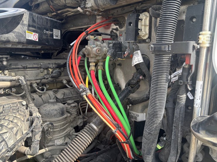 2022-freightliner-cascadia-126-image-48