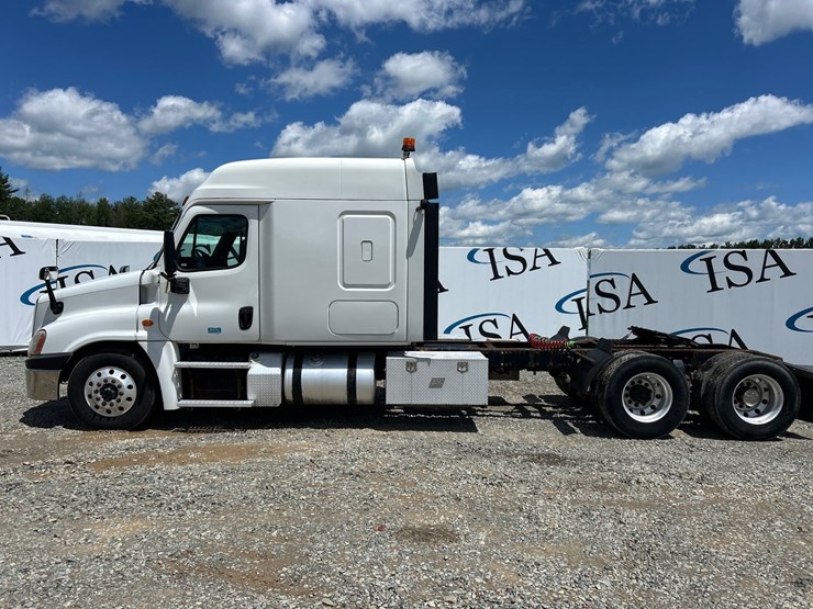 #60944-•-2016-freightliner-125-sleeper-cab-truck-tractor-image-2