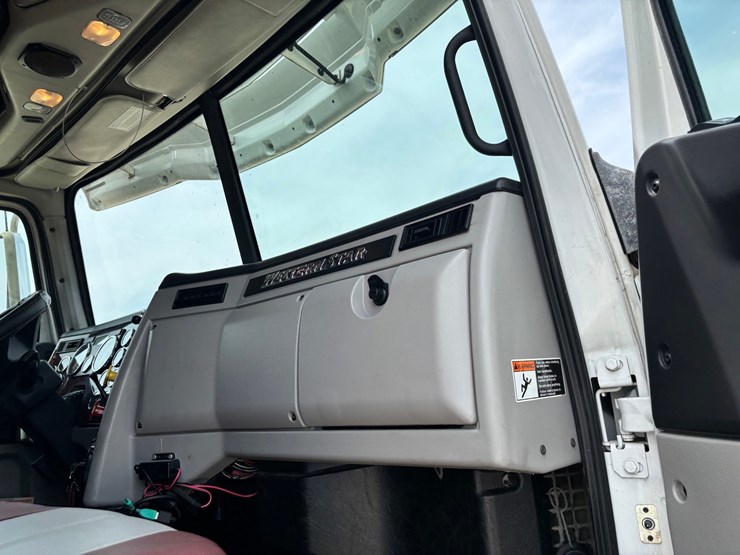 2020-western-star-5700xe-image-48