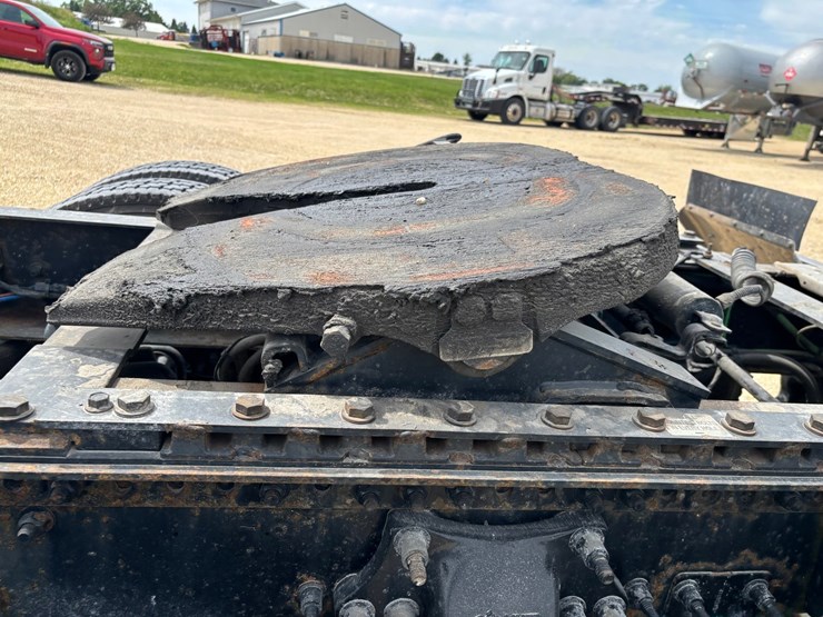 2020-western-star-5700xe-image-96