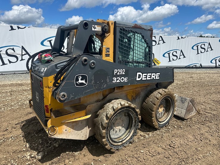 2015-deere-320e-image-5