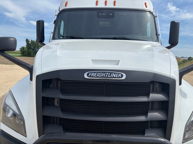 2021-freightliner-cascadia-126-image-21
