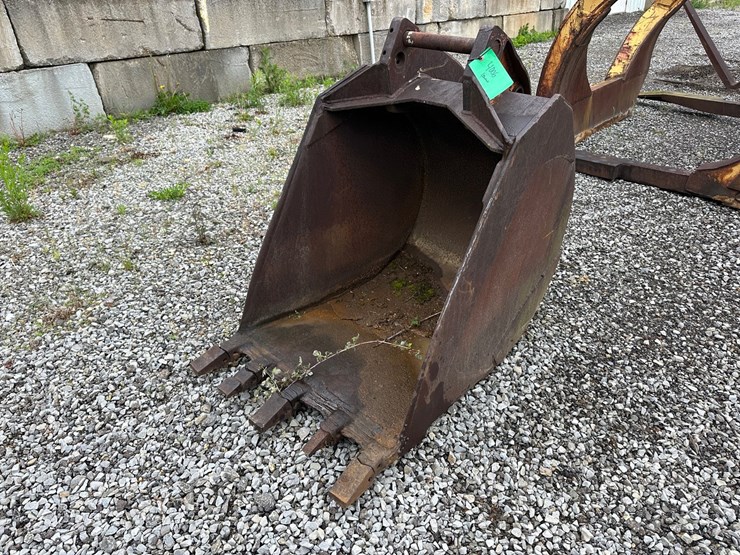 #4006-•-approx-34"-excavator-bucket-image-1
