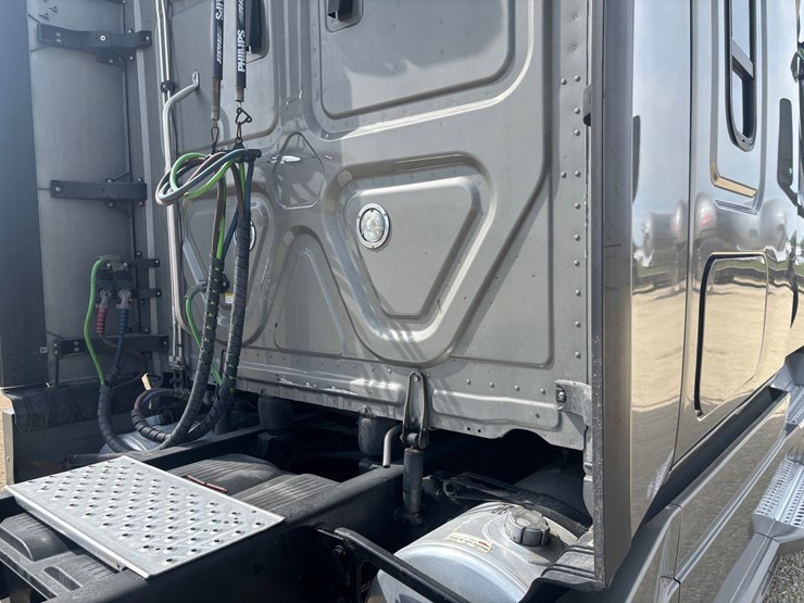 #2164-•-2022-freightliner-cascadia-pt126slp-sleeper-cab-truck-tractor-image-35
