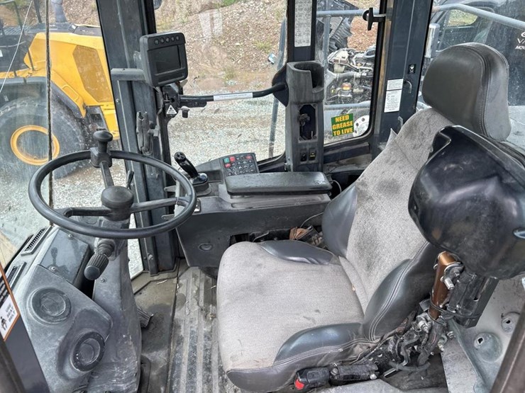 2014-deere-824k-image-65
