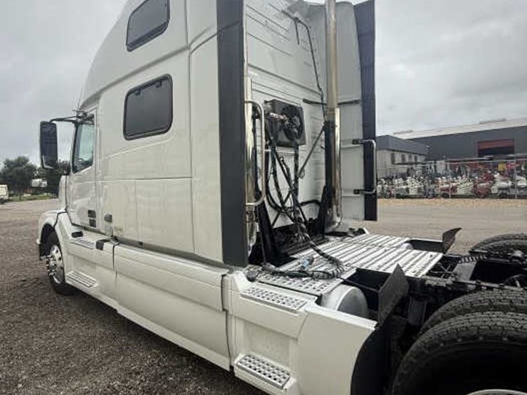 #14-•-2013-volvo-tractor-truck-730-model-image-13