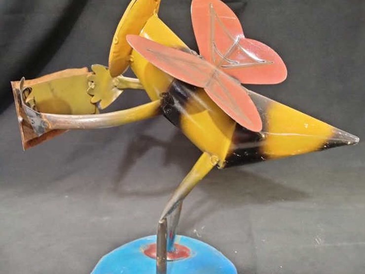 #30-•-metal-yard-art---bee-w/-welcome-sign-image-4