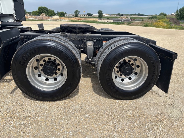 2021-freightliner-cascadia-126-image-94