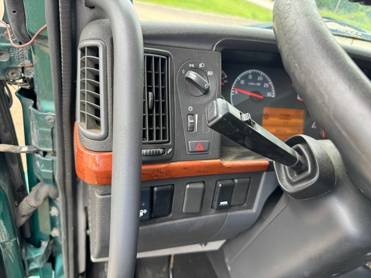 #1858-•-2007-volvo-10th-anniversary-series-sleeper-cab-truck-tractor-image-45