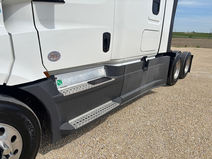 2021-freightliner-cascadia-126-image-9