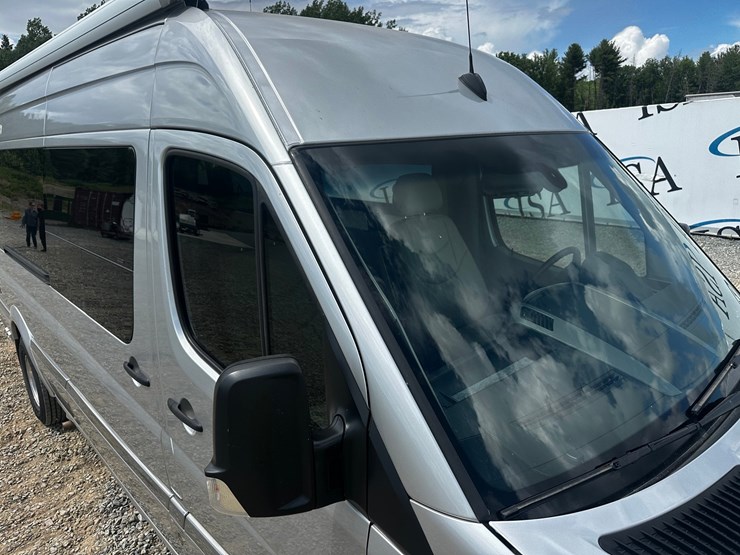 #2492-•-2014-mercedes-benz-airstream-motorhome-image-11