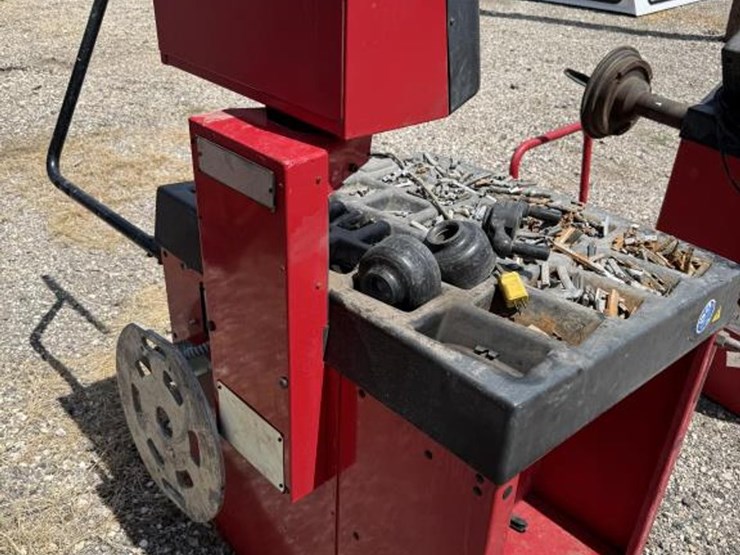 #62-•-corghi-em8540-tire-balancer-machine-image-10