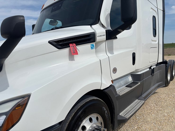 2021-freightliner-cascadia-126-image-8