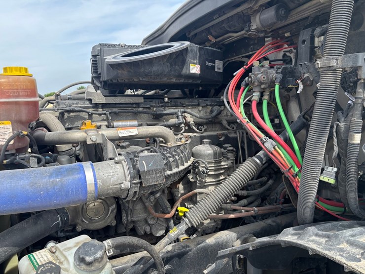 2021-freightliner-cascadia-126-image-43