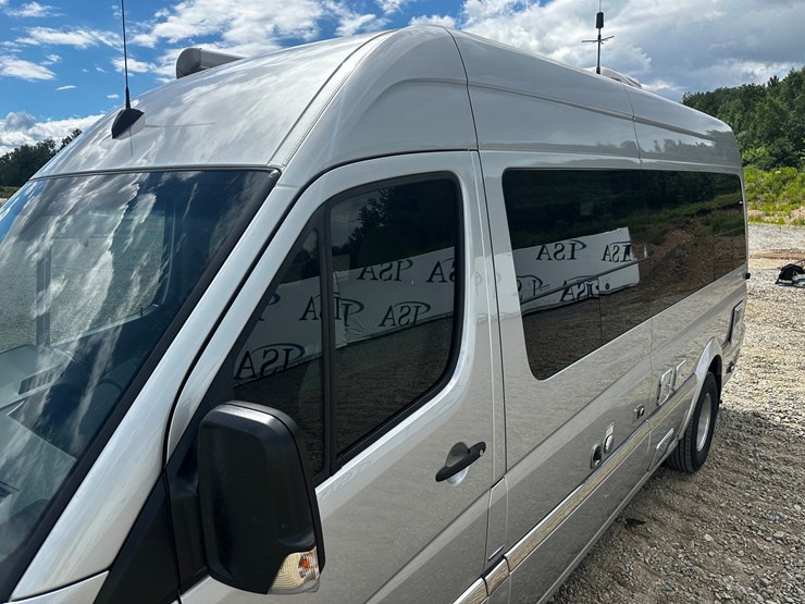 #2492-•-2014-mercedes-benz-airstream-motorhome-image-18
