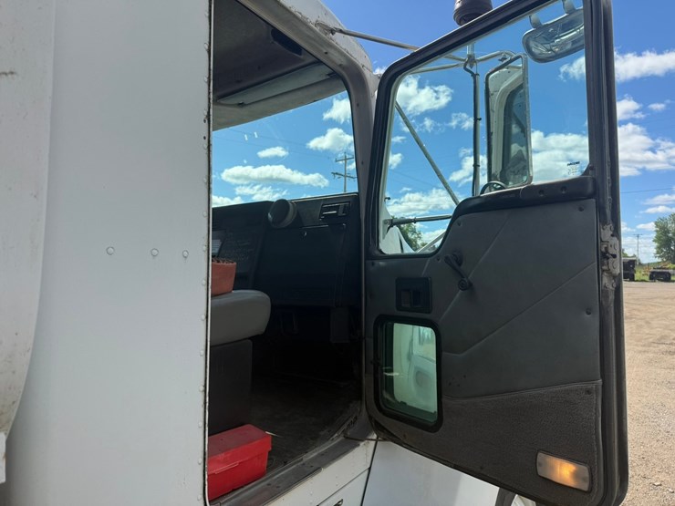 1997-kenworth-t300-image-68