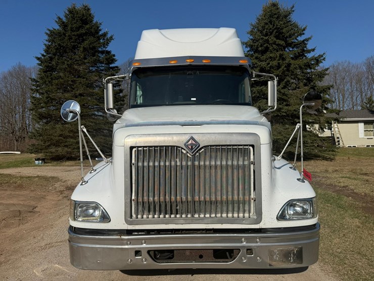 #1401-•-2005-international-9400i-6x4-sleeper-cab-truck-tractor-image-8