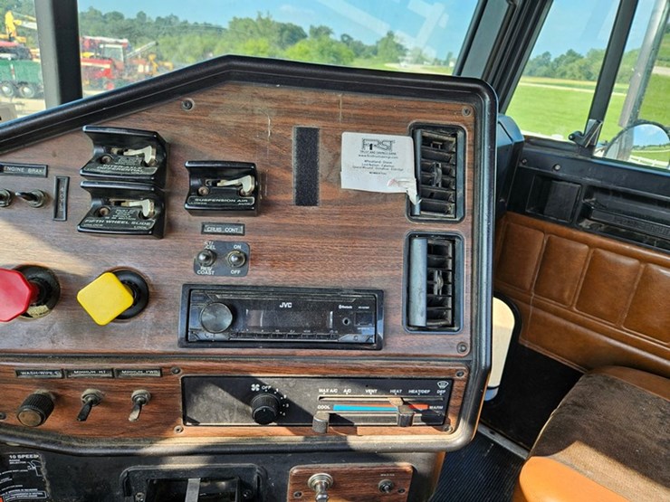 2001-freightliner-fld120-image-44