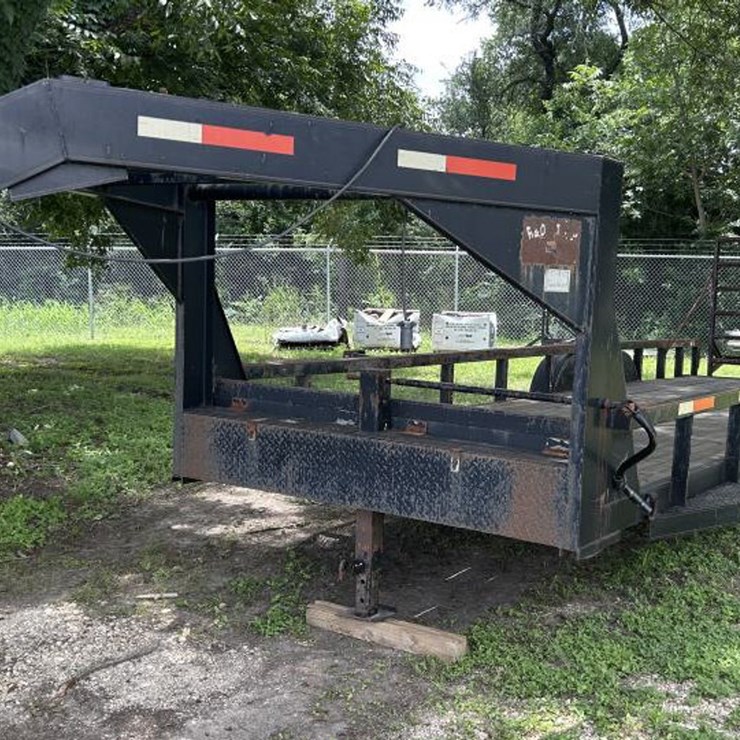 #36 • 2006 24' R&D Flatbed Gooseneck w/ 5' Ramps