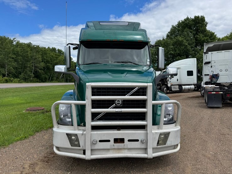 #1858-•-2007-volvo-10th-anniversary-series-sleeper-cab-truck-tractor-image-8