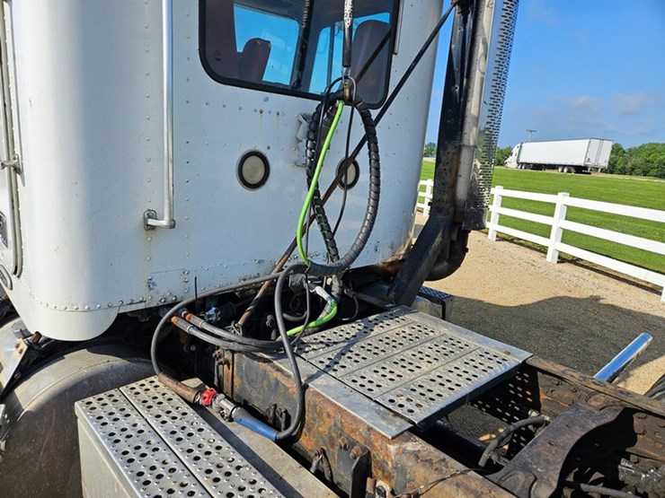 2001-freightliner-fld120-image-30