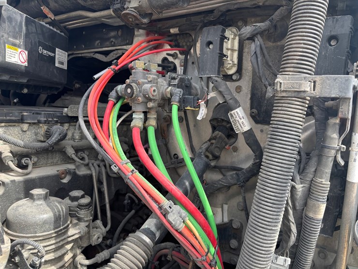 2021-freightliner-cascadia-126-image-40