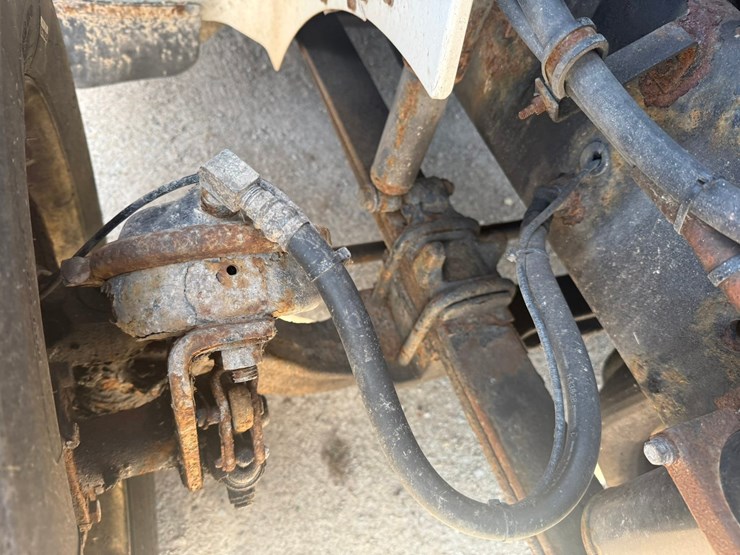 #1401-•-2005-international-9400i-6x4-sleeper-cab-truck-tractor-image-21