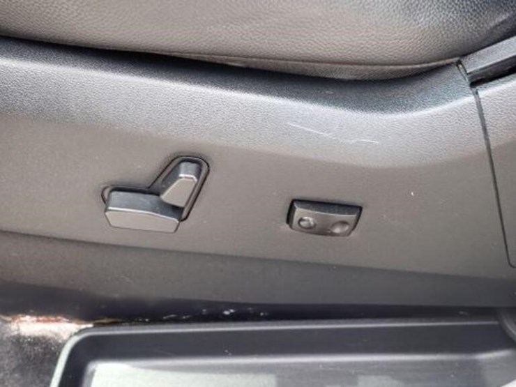 2016-chrysler-town-&-country-image-16