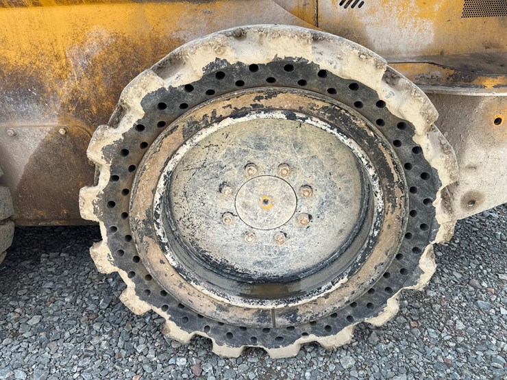 2015-deere-320e-image-49