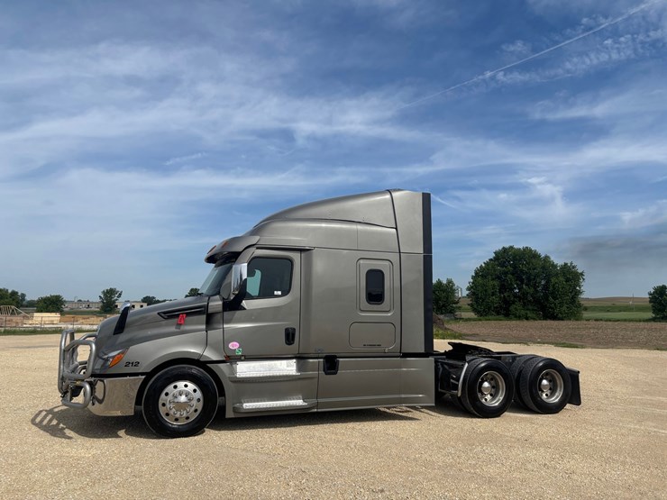 #2164-•-2022-freightliner-cascadia-pt126slp-sleeper-cab-truck-tractor-image-1