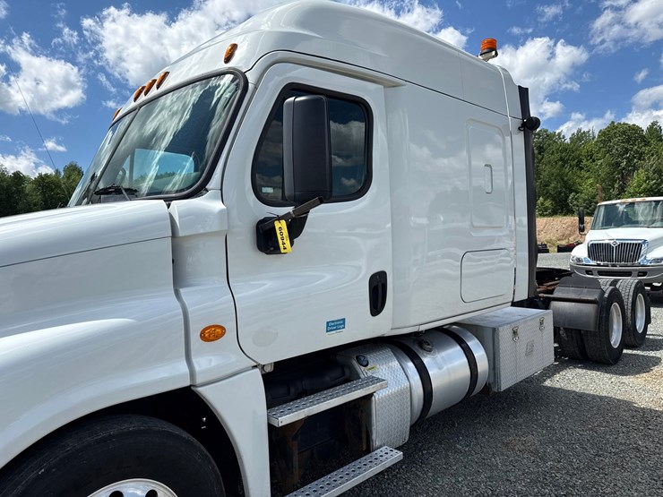 #60944-•-2016-freightliner-125-sleeper-cab-truck-tractor-image-27