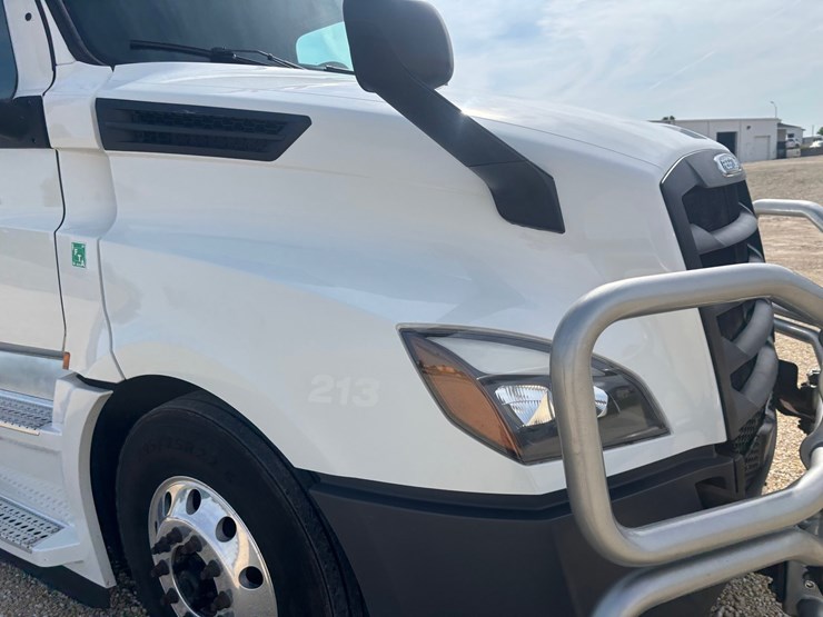 2022-freightliner-cascadia-126-image-26