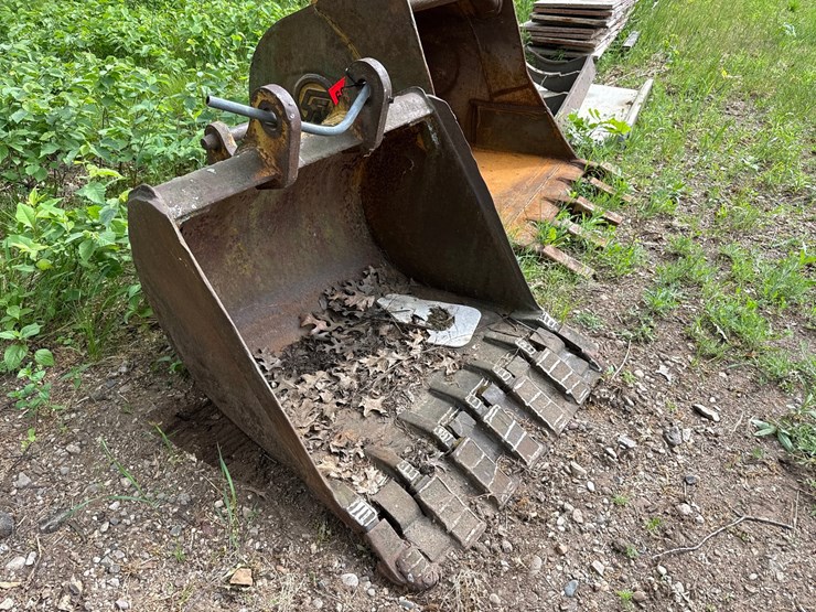 #1769-•-approx-36"-excavator-bucket-image-1