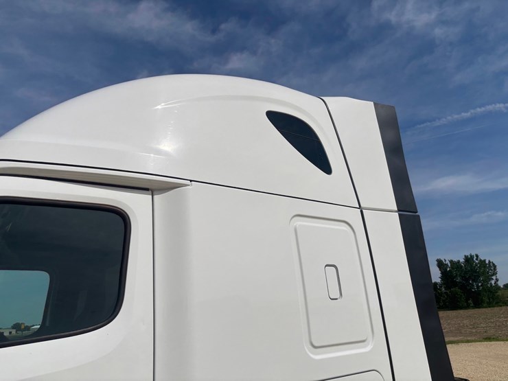 2022-freightliner-cascadia-126-image-10