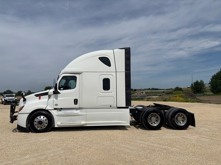 2021-freightliner-cascadia-126-image-2